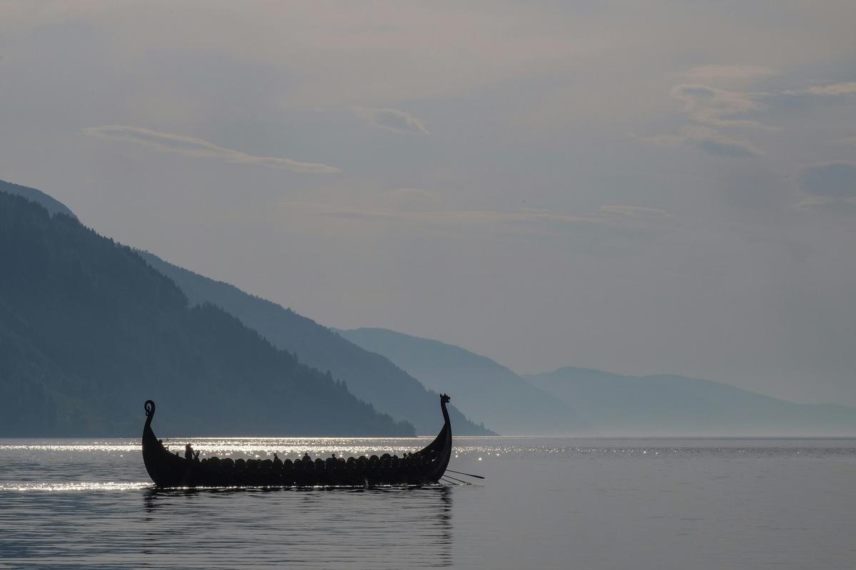 Ein Wikingerschiff im Nordfjord