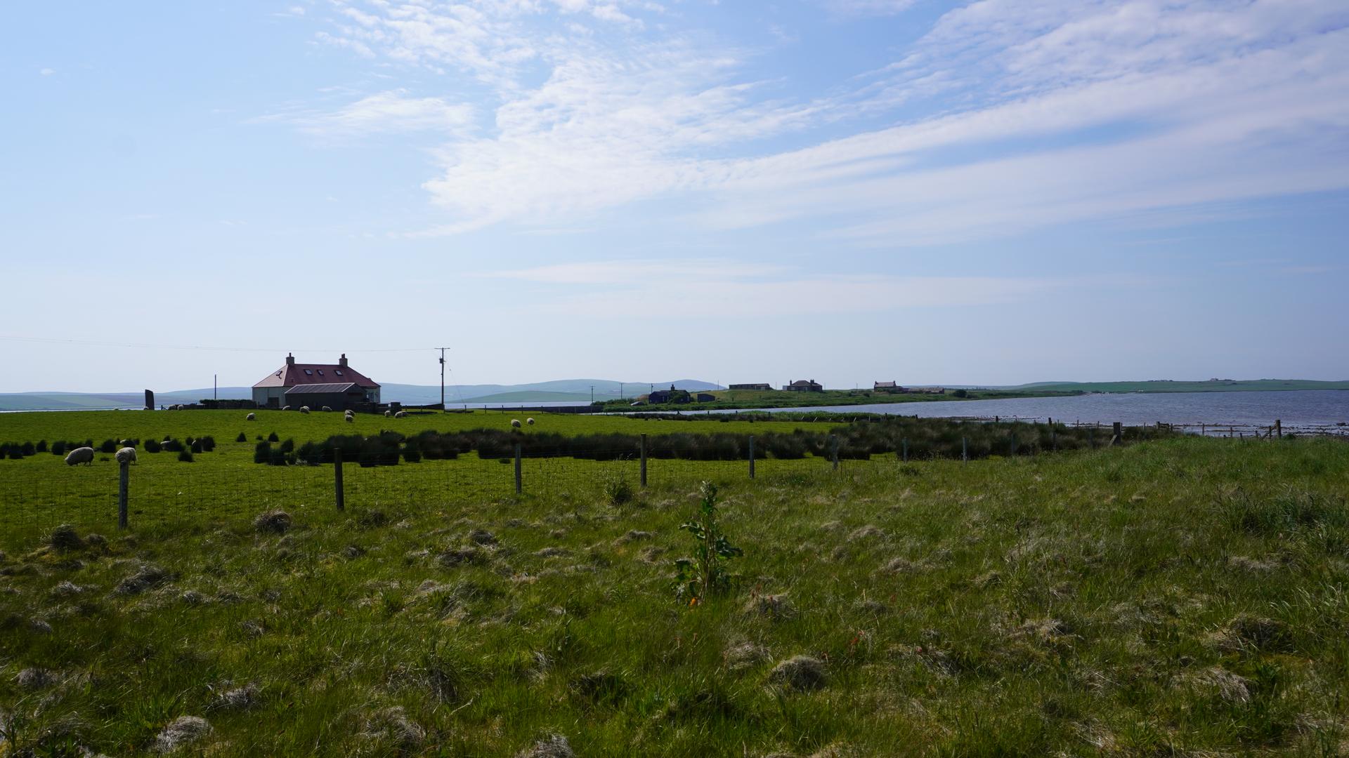 DIe malerische weite Landschaft der Orkney Inseln