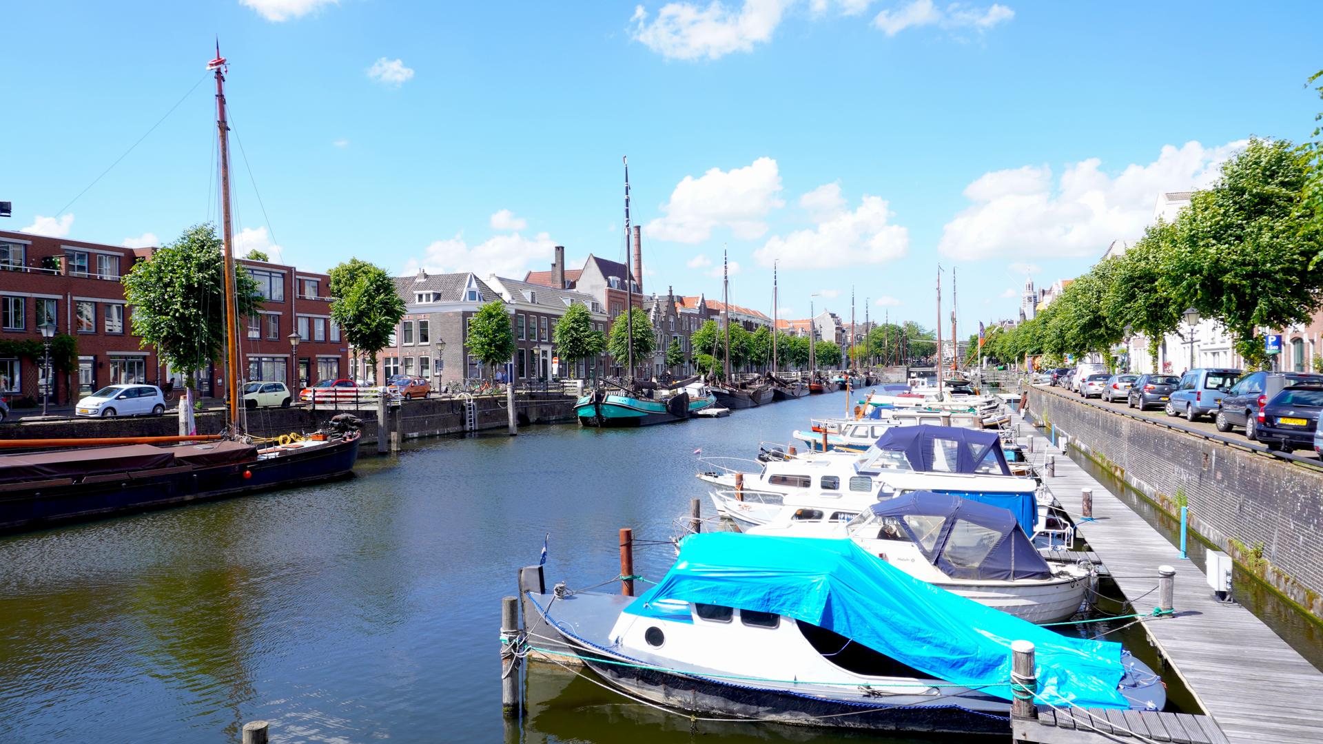 Boote und Grachten sind allgegenwärtig