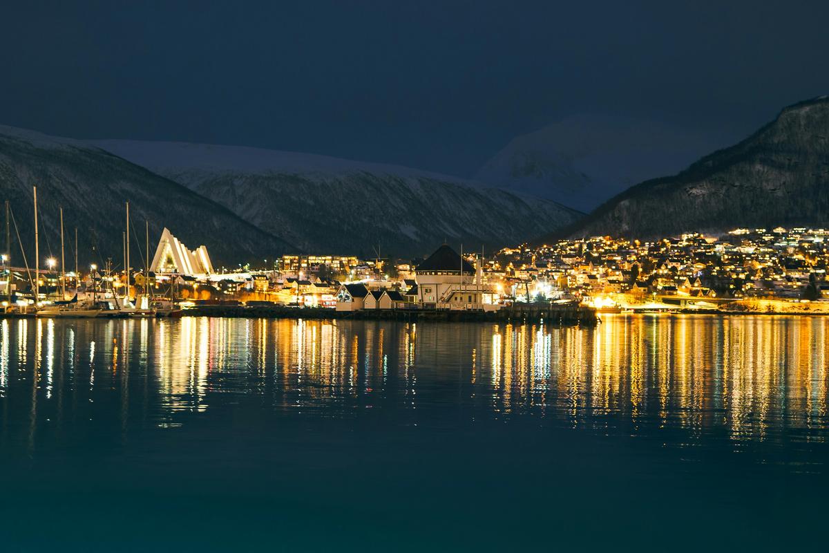 Der Hafen von Tromsø im Bild von Mylène Haudebourg auf Unsplash