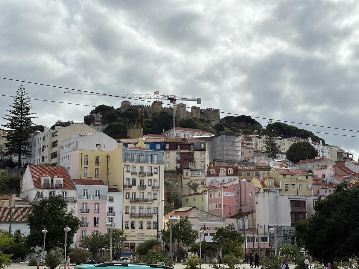 Die Burg thront hoch oben über Lissabon