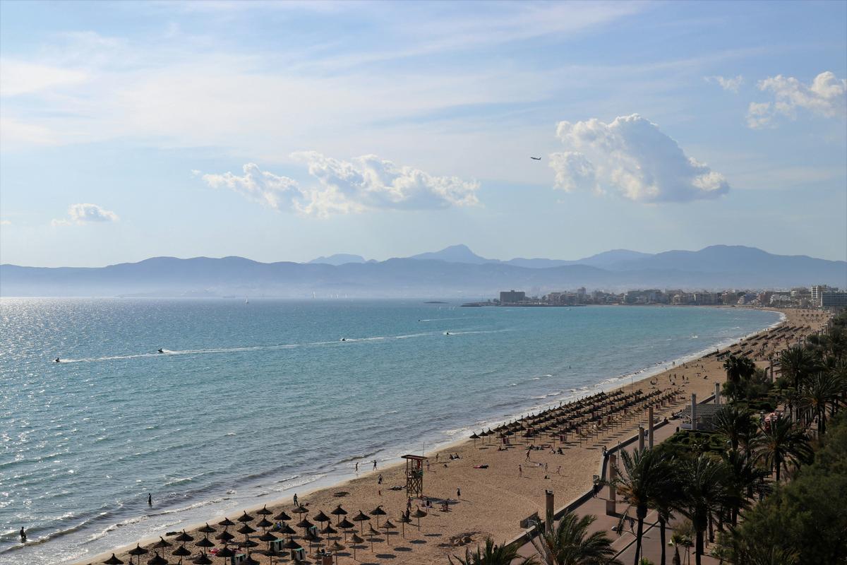 Der weitläufige Badestrand Playa de Palma