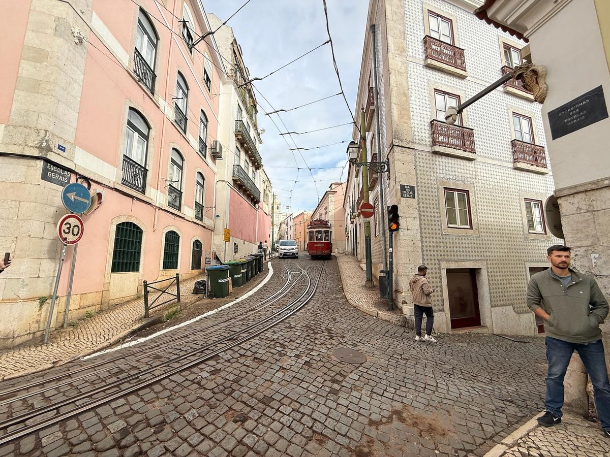 Die Altstadt Alfama mit historischer Straßenbahn