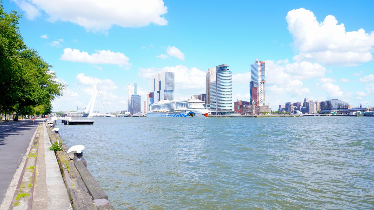 AIDAprima im Hafen von Rotterdam