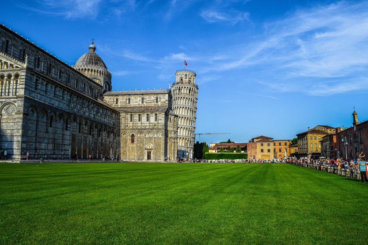 Die Stadt Pisa ist berühmt für den schiefen Glockenturm