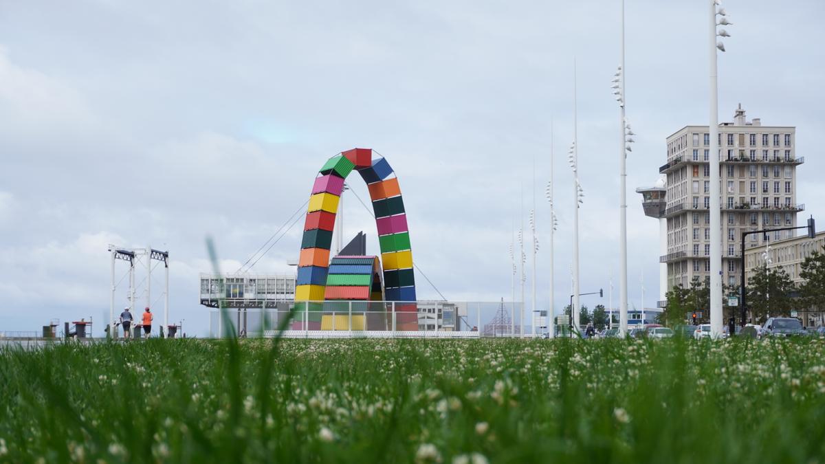 Die Küste von Le Havre mit Container Skulptur