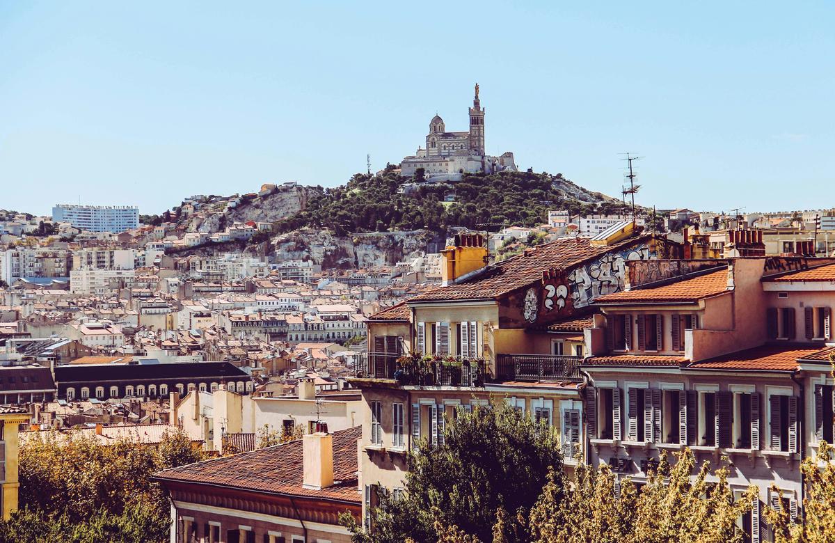 Das Zentrum von Marseille mit Kirche im Hintergrund 