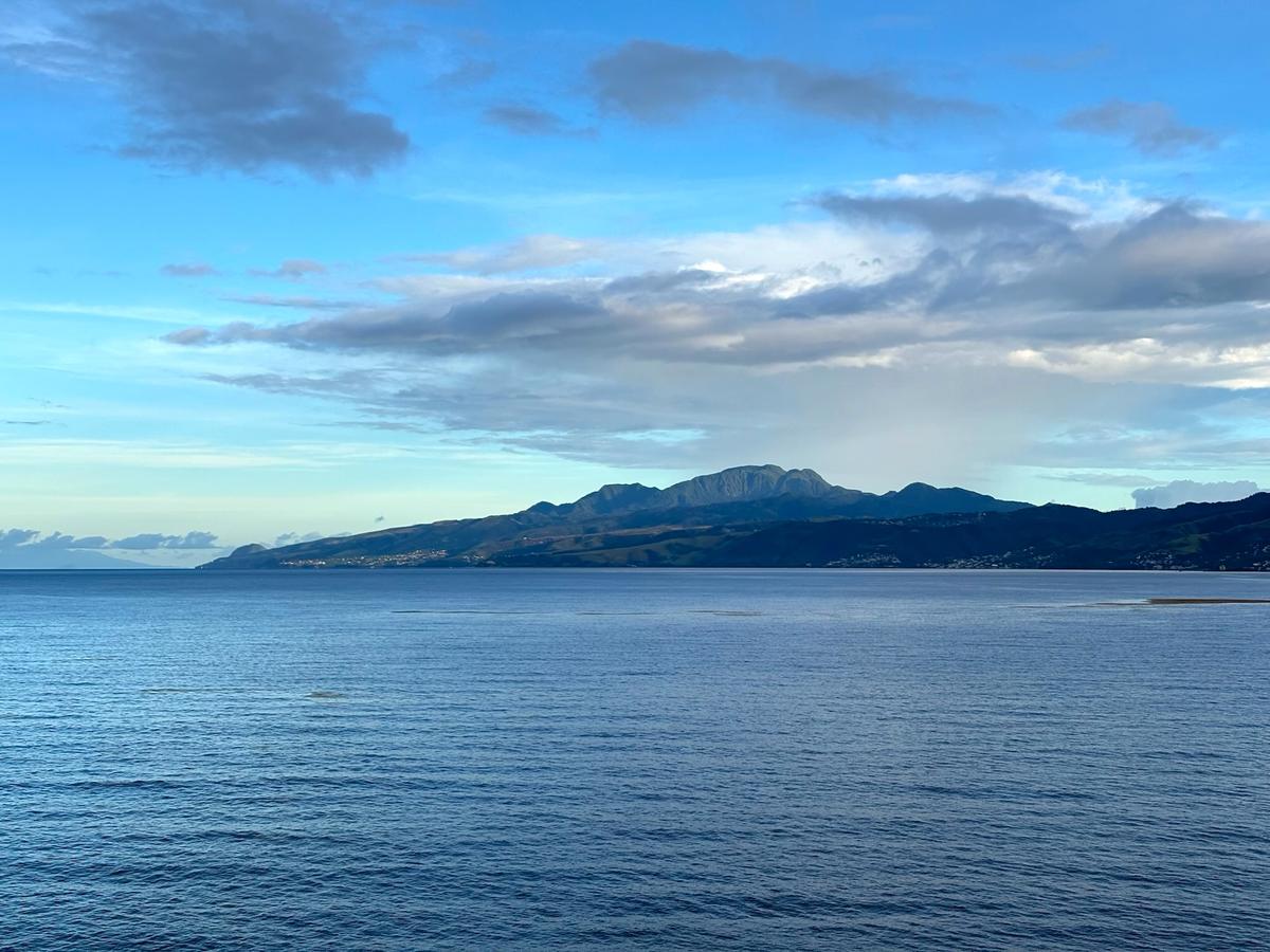 Die Insel Dominica vom Wasser aus