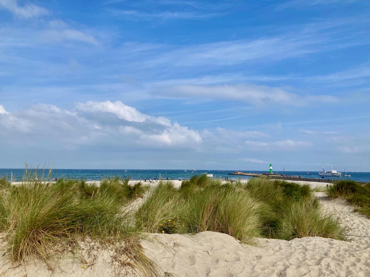 Der Strand von Warnemünde direkt am Hafen