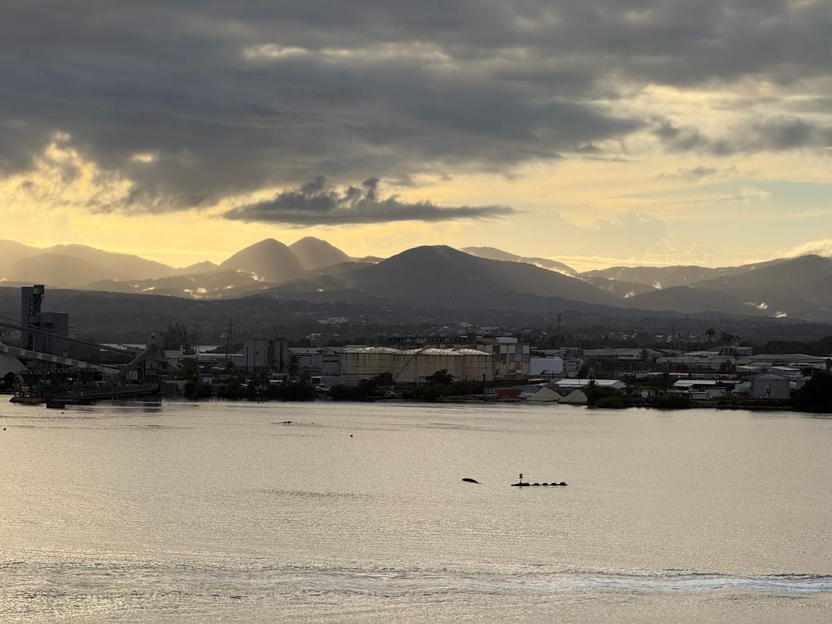Blick auf die ungezähmte Natur von Guadeloupe am Abend