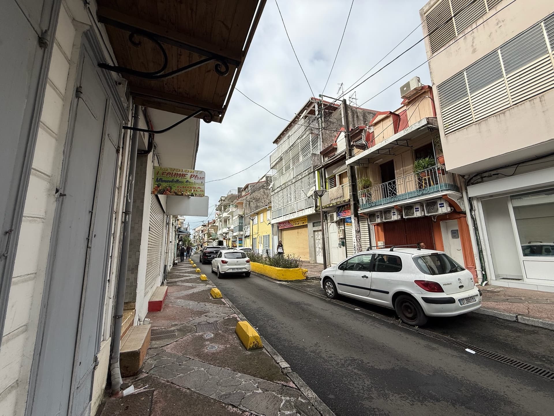 Ein typisches koloniales Straßenbild auf Guadeloupe