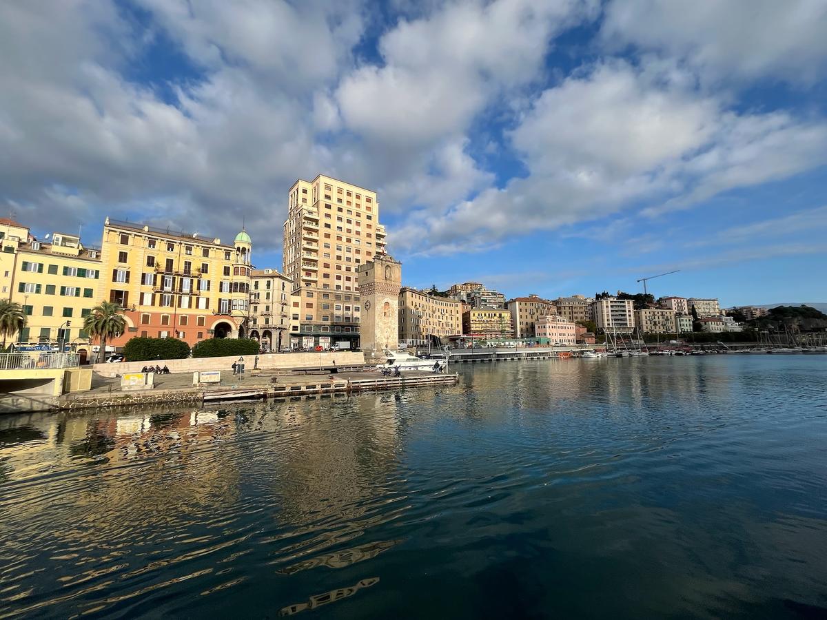 Der mittelalterliche Turm im Hafen von Savona