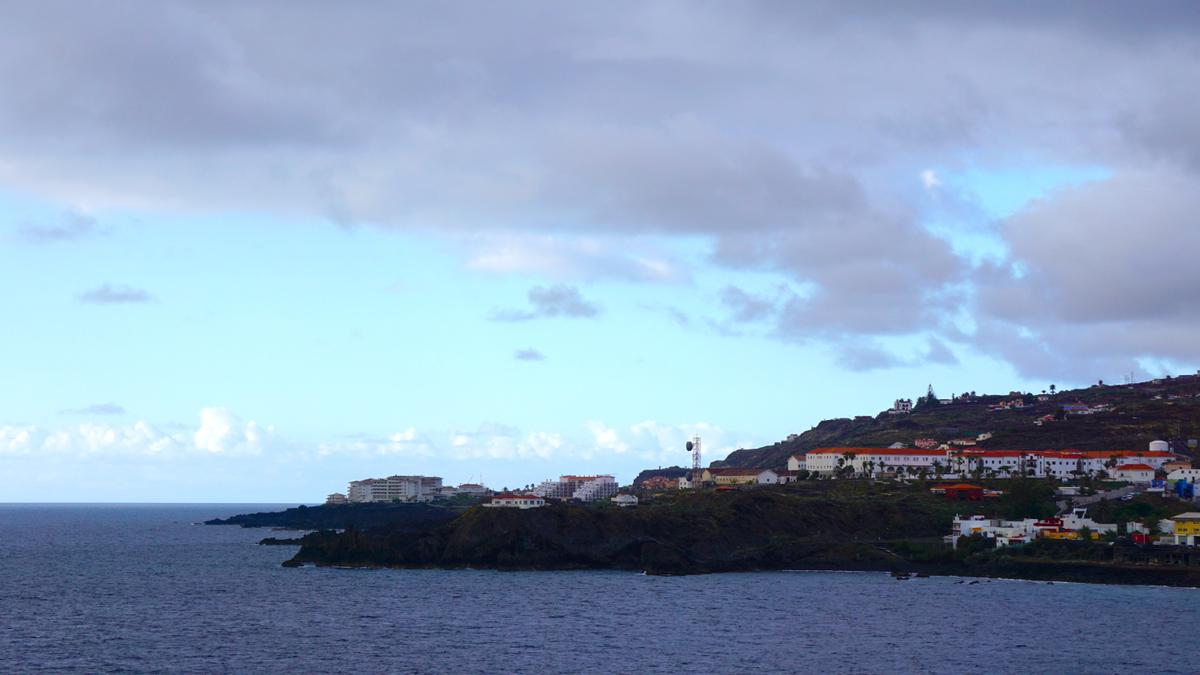 Schwarzer Sand am Meer von La Palma