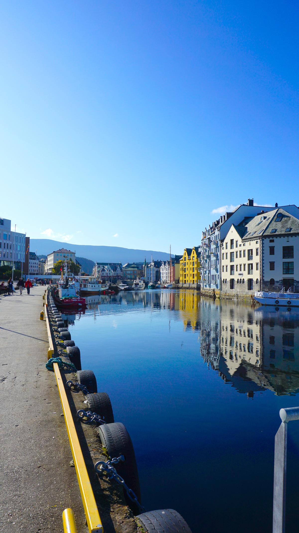 Der alte Hafen von Alesund in Norwegen