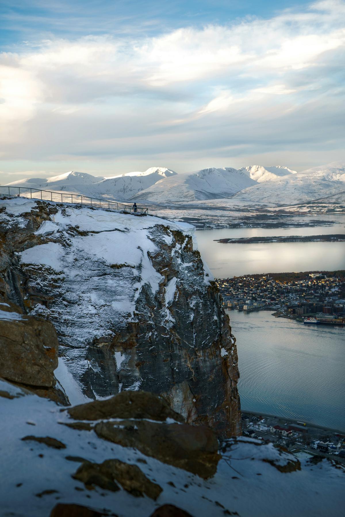 Blick auf die Stadt Tromsö im Bild von Foto von Mylène Haudebourg auf Unsplash