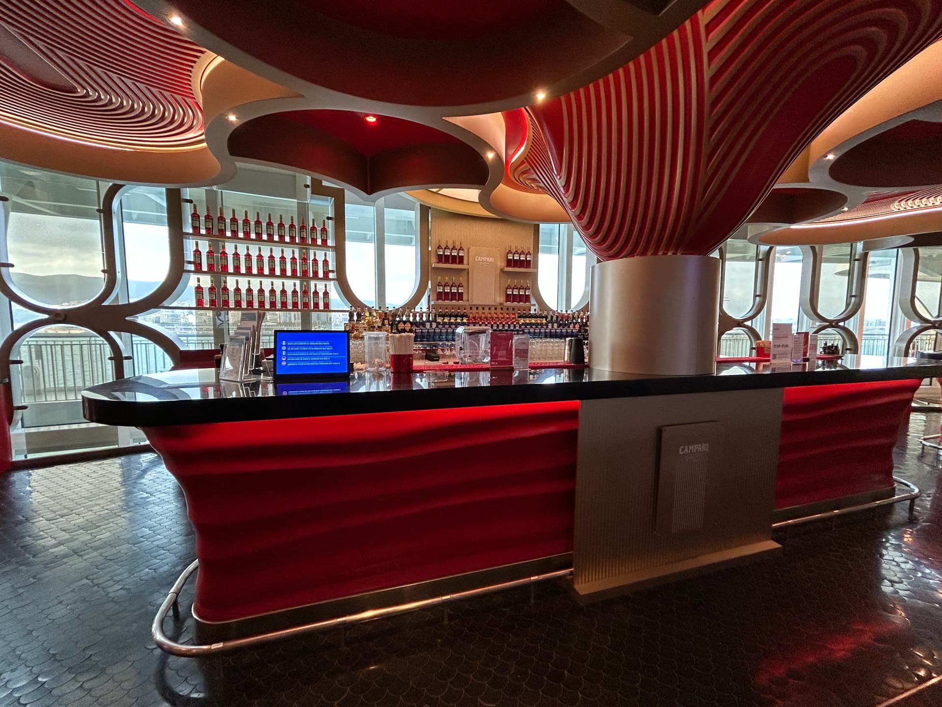 Die Campari-Bar, eine von vielen auf dem Schiff