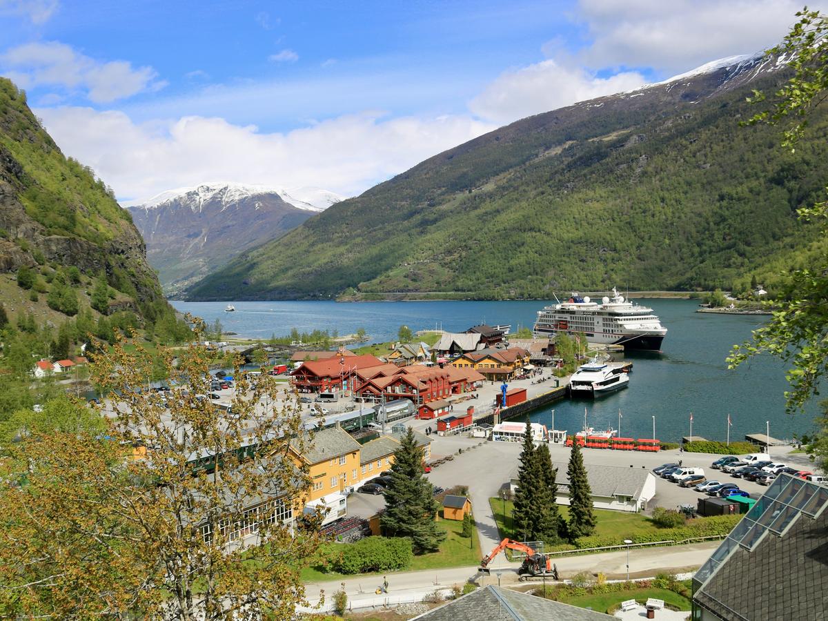 Der Hafen von Flam im Bild von Hongbin auf Unsplash