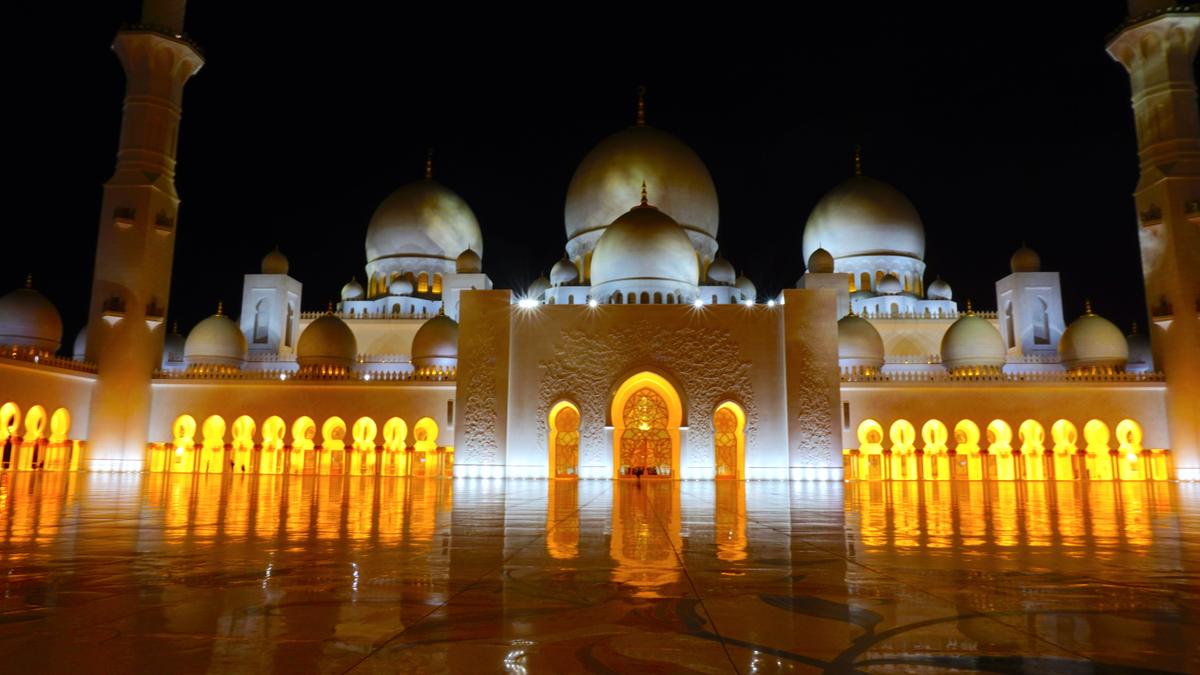 Die Scheich-Zayid-Moschee bei Nacht