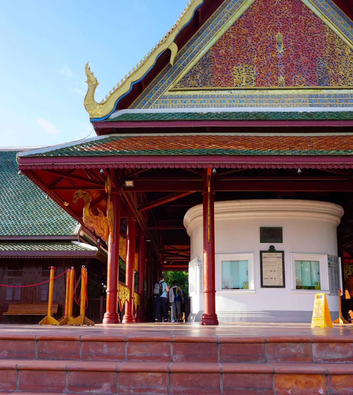 Der Eingang zum Loro Park im Thailändischen Stil