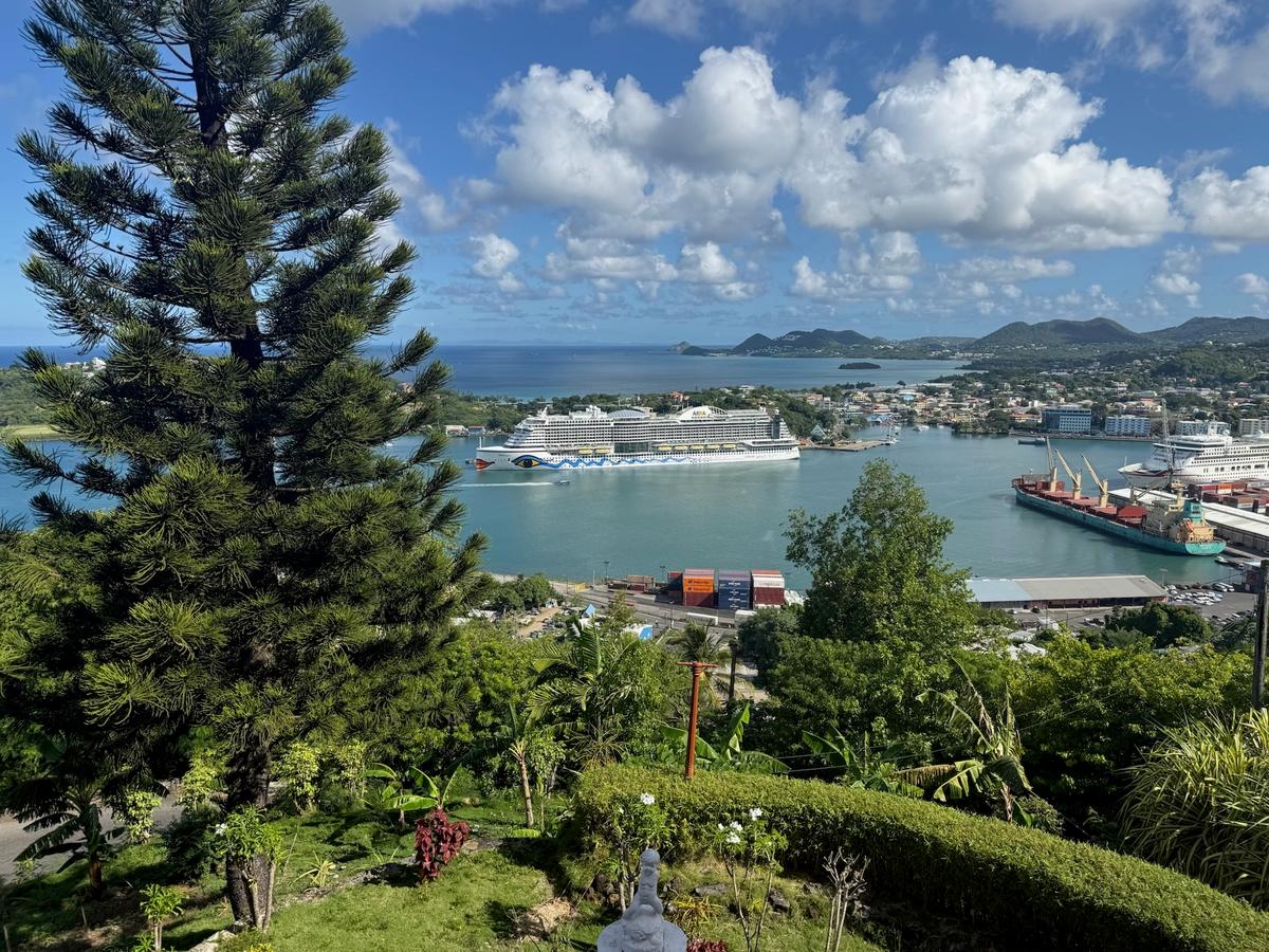 Blick auf den Hafen von Castries