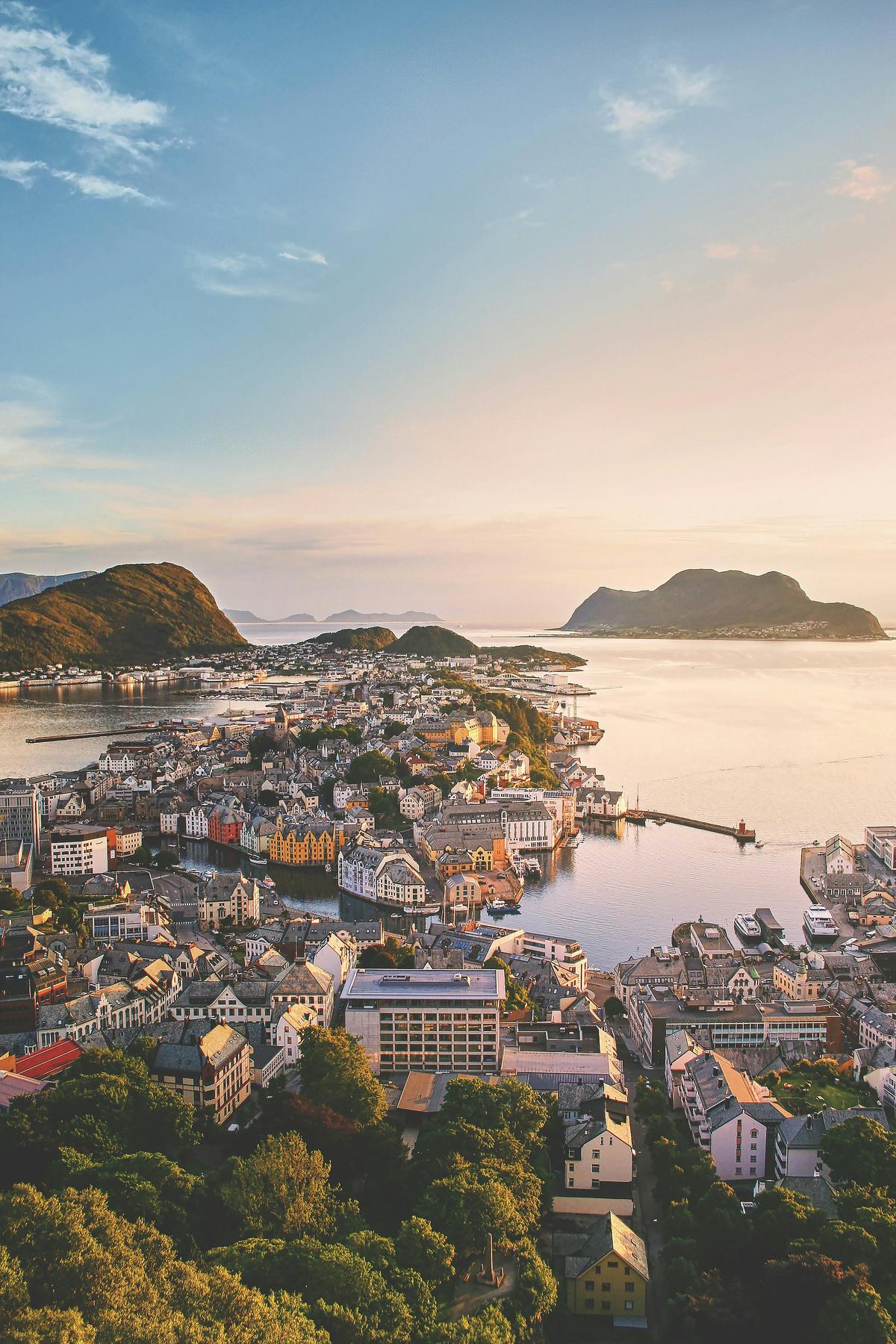 Blick auf Alesund im Foto von Jarand K. Løkeland auf Unsplash
  