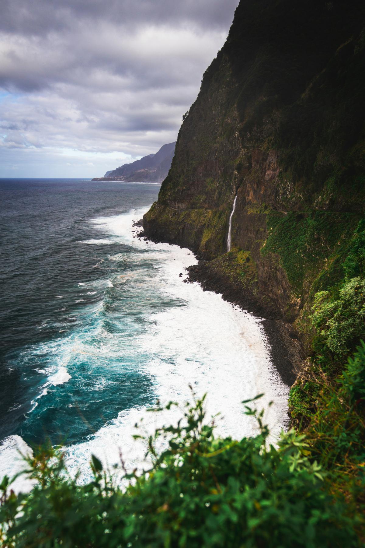 Ein Wasserfall auf Madeira an der Küste im Bild von David Becker via Unsplash