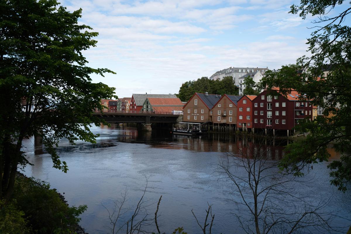 Die historische Holzbrücke im Herzen der Stadt Trondheim