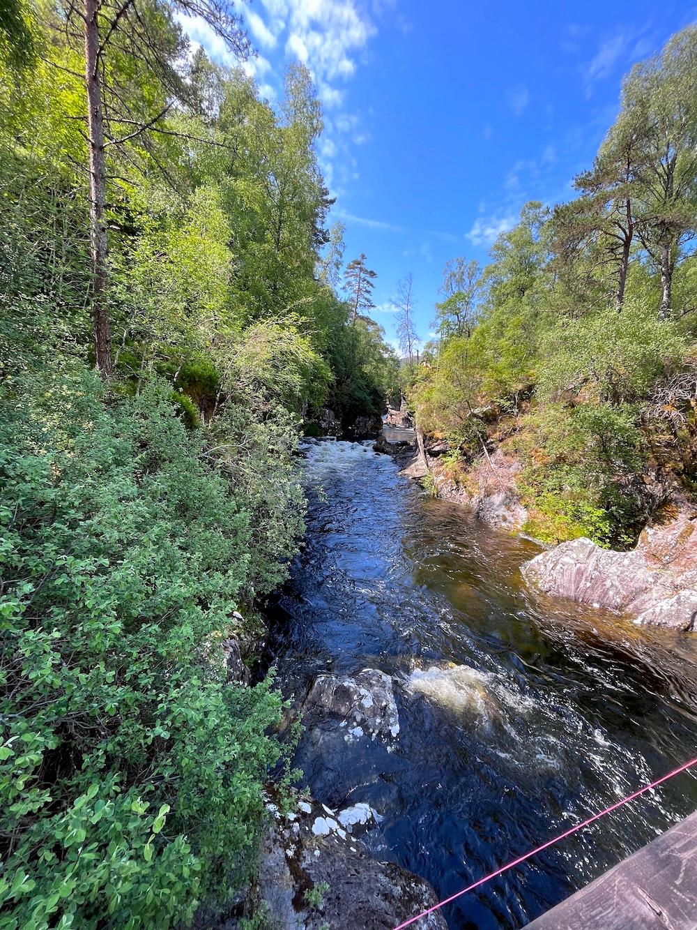 Ein kleiner Fluss in den Schottischen Highlands