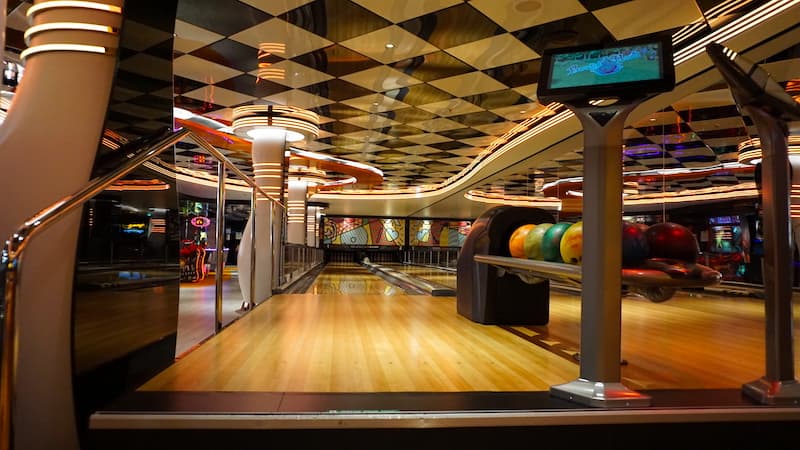Auch eine Bowling-Bahn ist an Bord
