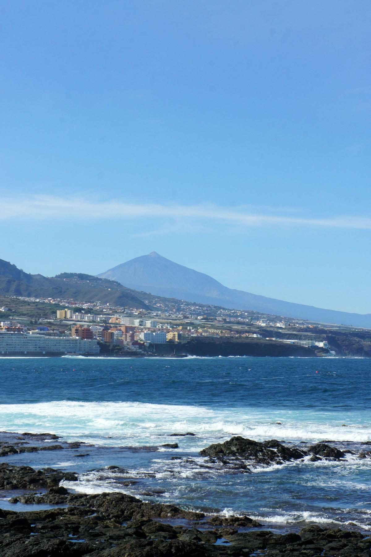 Die Küste von Teneriffa mit dem Teide im Hintergrund im Bild von Boris Busorgin via Unsplash