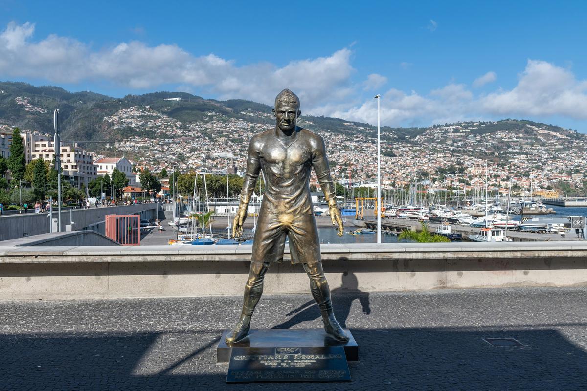 Die Ronaldo Statue vor dem Museum