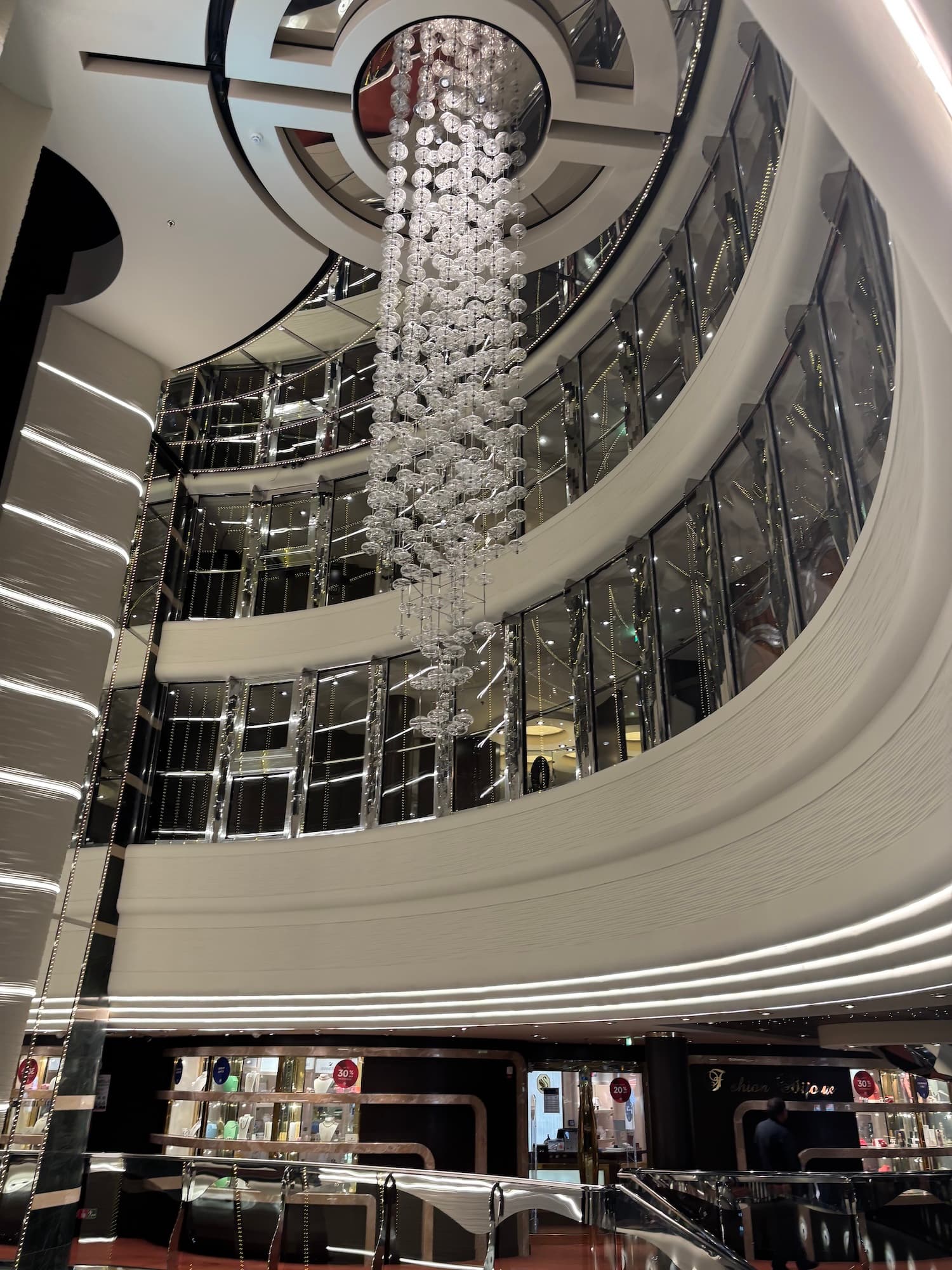 Das elegante Atrium auf MSC Preziosa