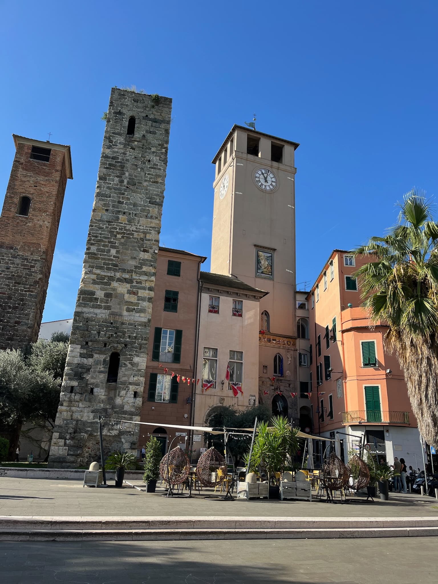 Historische Gebäude im Hafen von Savona