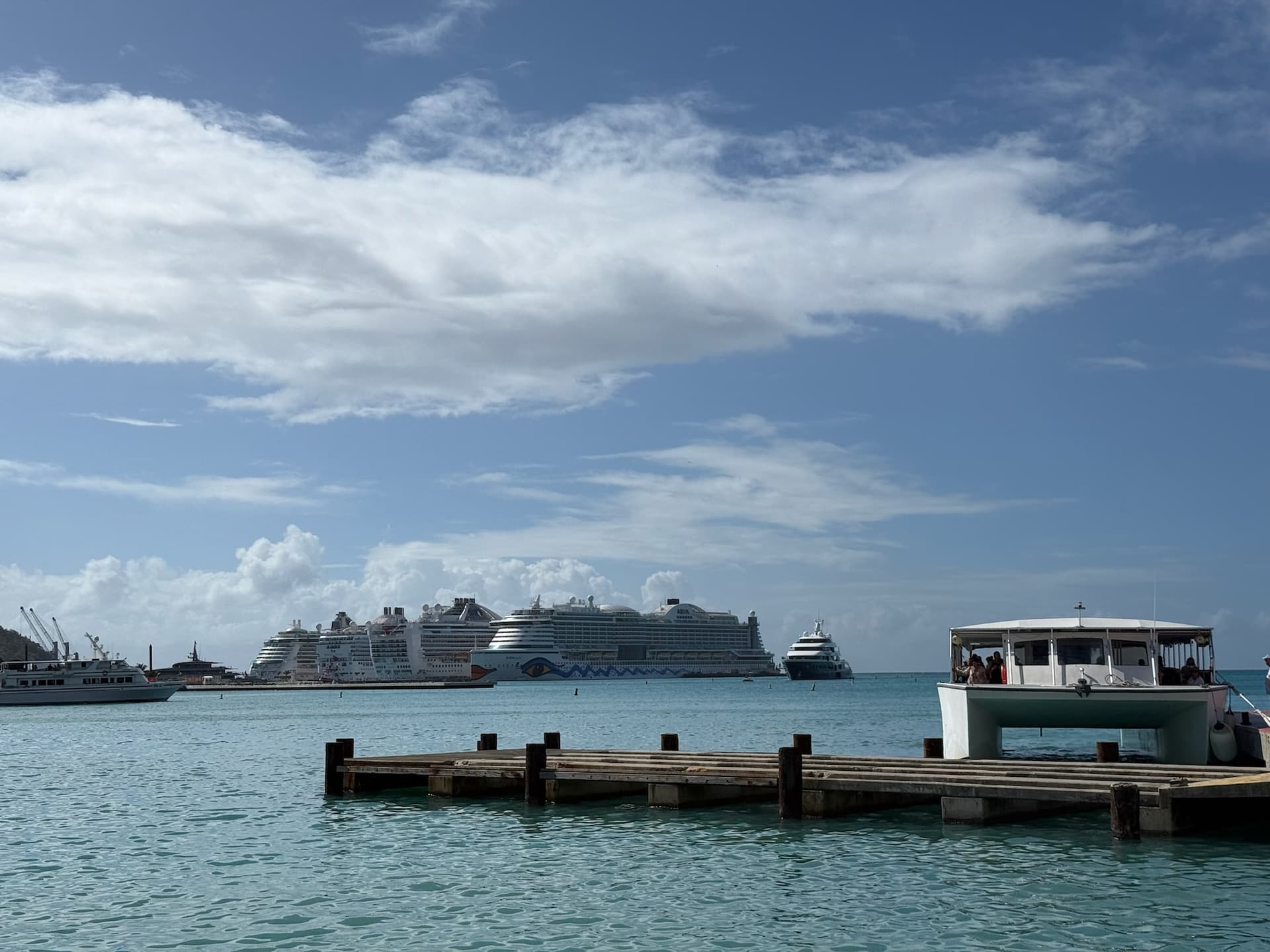 Auf Sint Maarten sind immer mehrere große Schiffe vor Anker