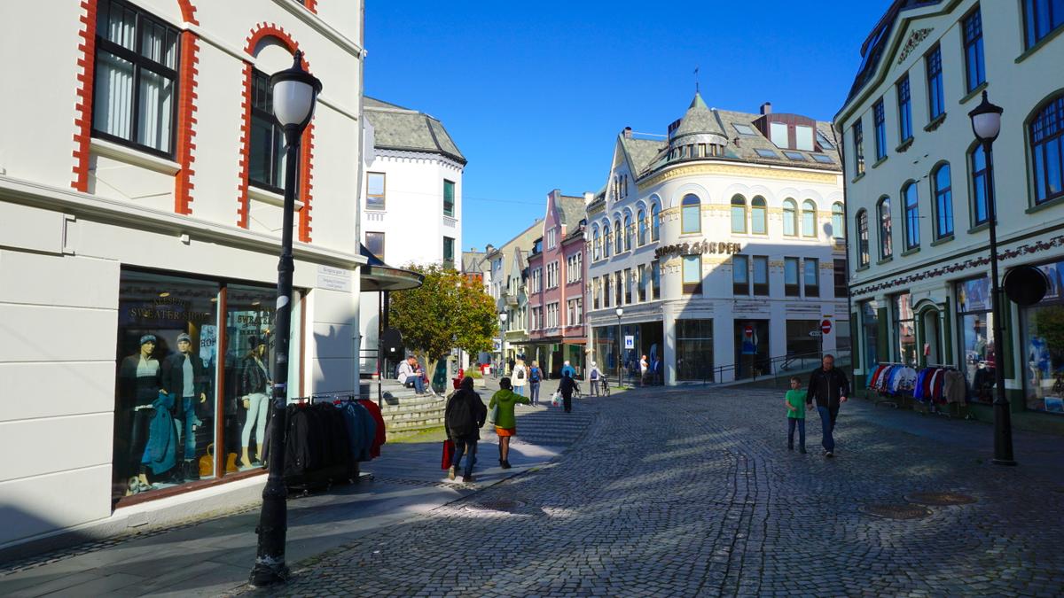 Die Einkaufsstraße in Ålesund