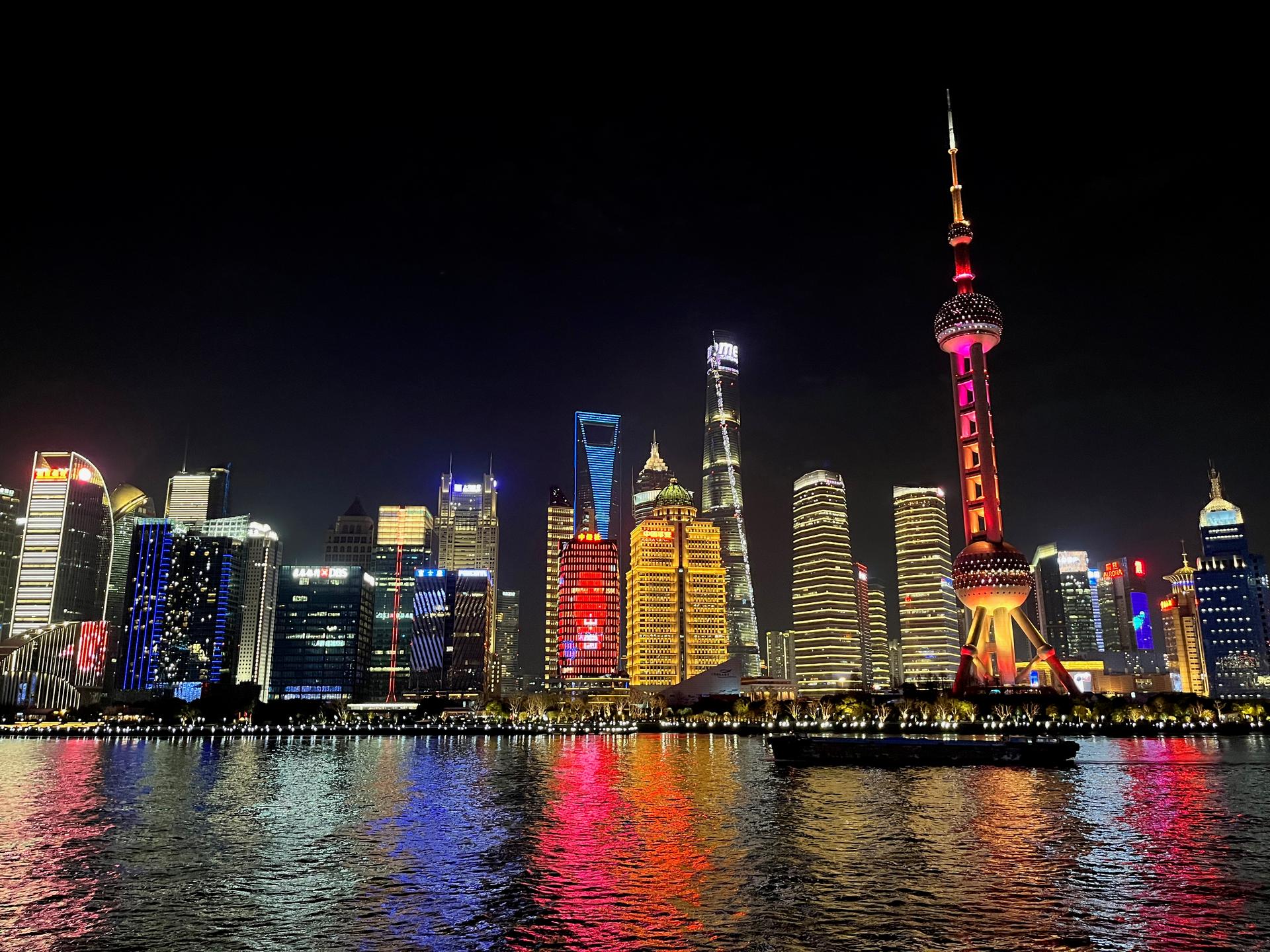 Die Skyline von Shanghai bei Nacht
