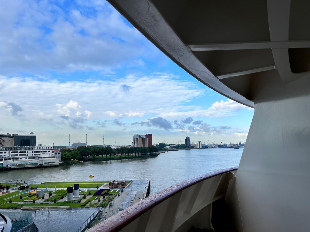 Ein Schiff im Hafen von Rotterdam