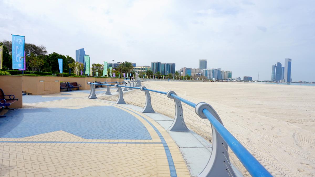 Der Corniche Beach