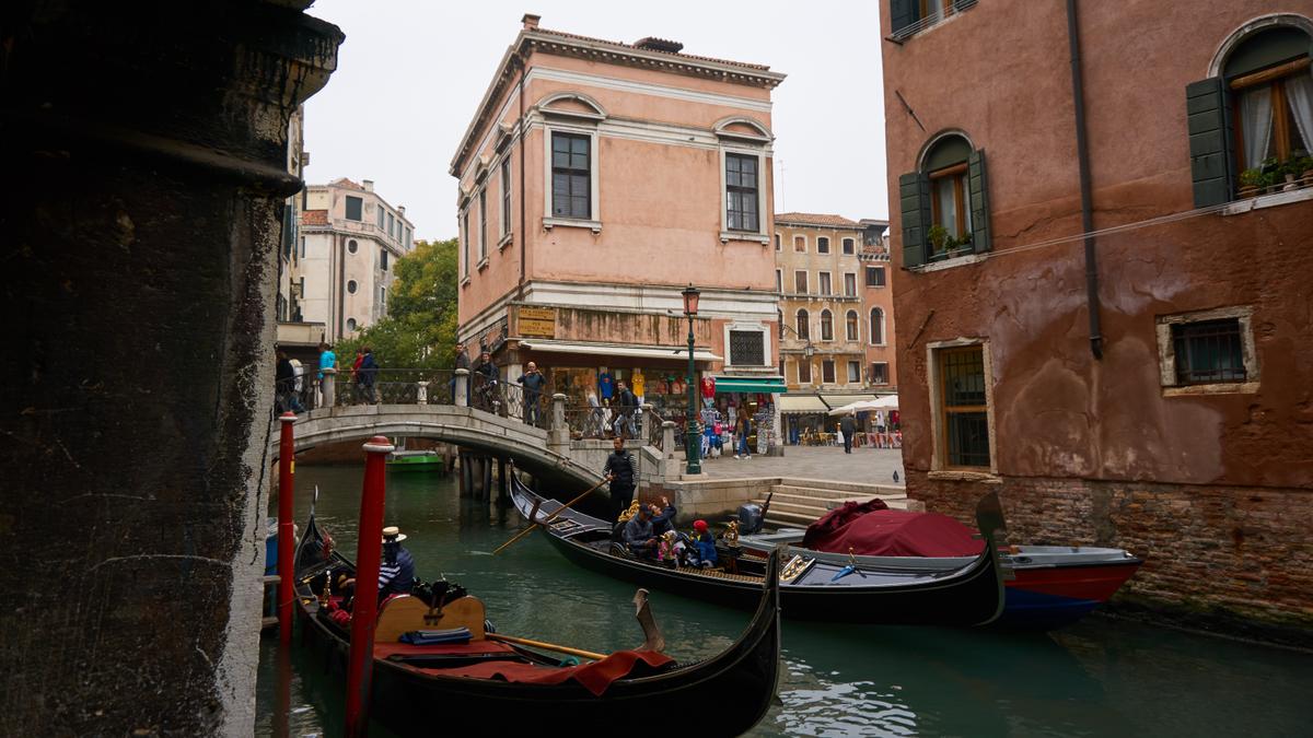 Gondeln in den Kanälen von Venedig