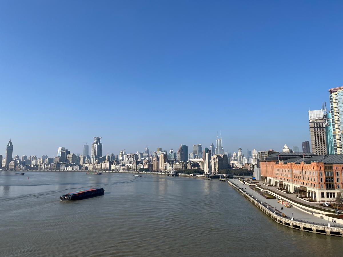 Blick vom Hafen auf die Uferpromenade "Der Bund"