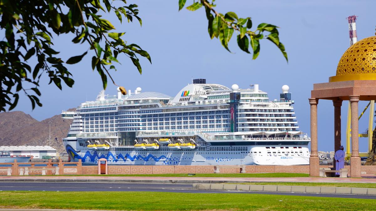 AIDAprima im Hafen von Muscat