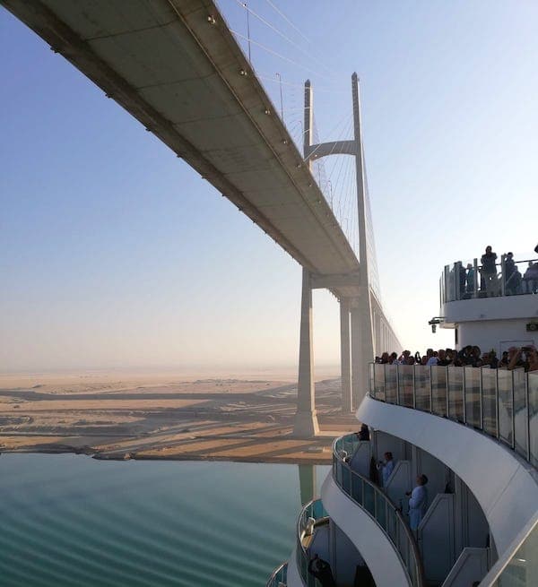 Die Brücke über den Suez-Kanal