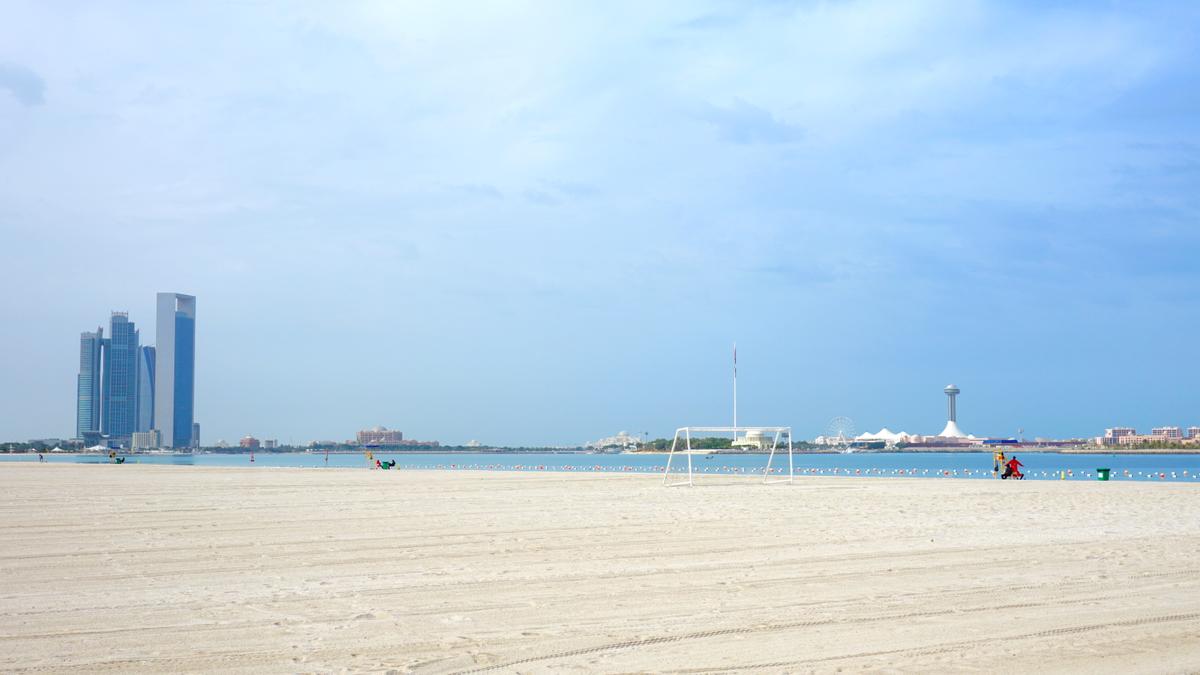 Der Aussichtsturm der Marina Mail rechts am Horizont