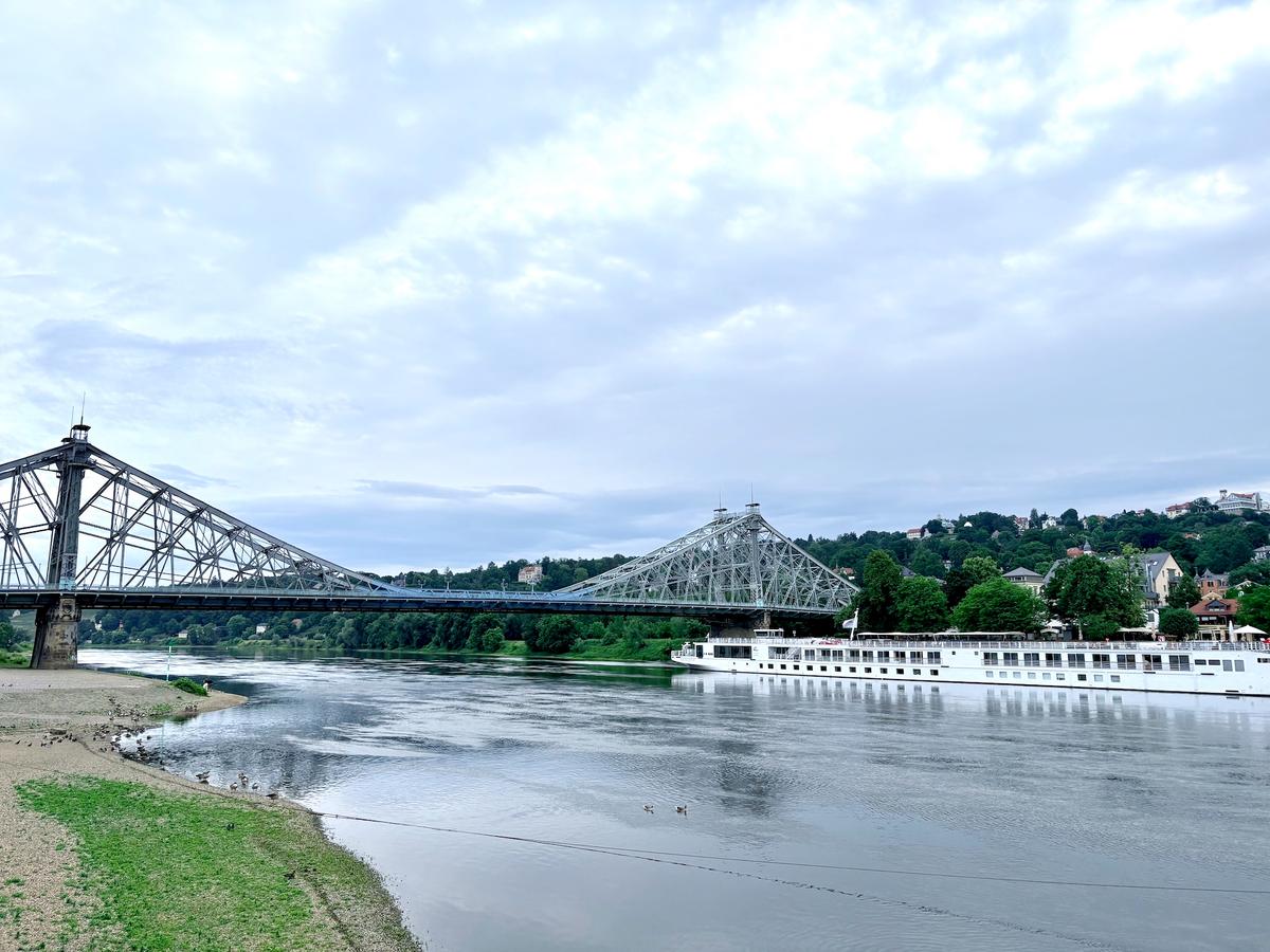 Ein Flusskreuzfahrtschiff am Blauen Wunder in Dresden