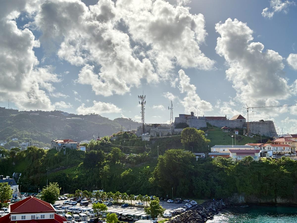 Blick auf Fort George vom Hafen aus