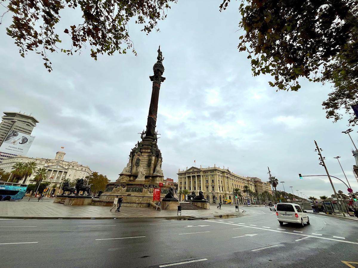 Die Kolumbussäule unweit des Kreuzfahrthafens 