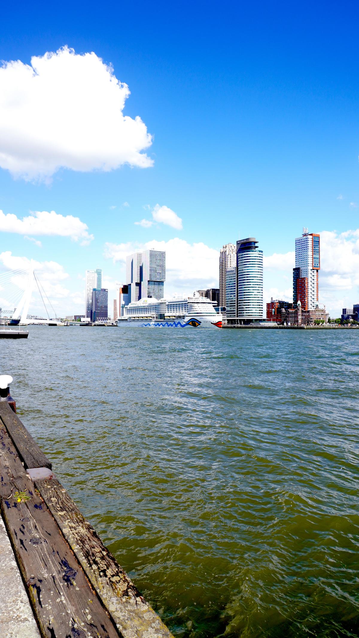 AIDAperla im Hafen von Rotterdam