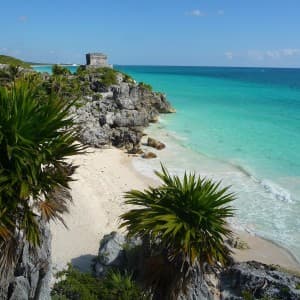Ausblick auf das offene karibische Meer von der Maya-Stätte in Tulum