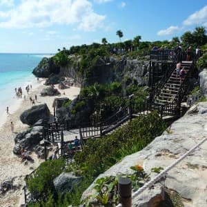 Landausflugsgäste entdecken die Maya-Stätte Tulum und genießen Freizeit in der palmengesäumten Bucht