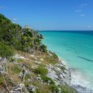 Blick auf die Maya-Stätte von Tulum vor einmaliger Kulisse